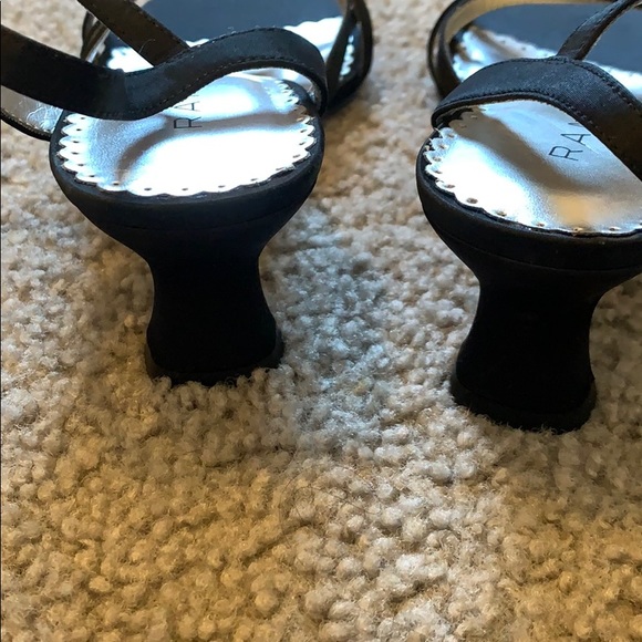 Strapped pumps - Picture 3 of 6